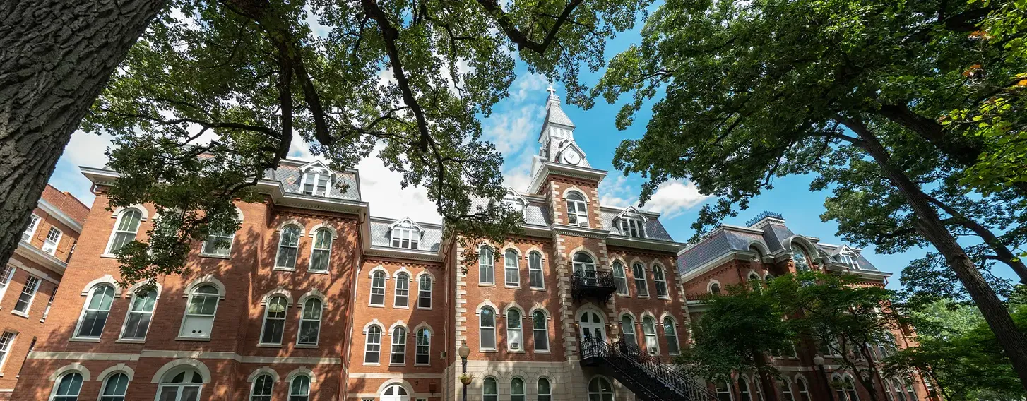 A photo of the beautiful and historic 竞技宝app下载安装 Hall, a large brick building with a clock tower.